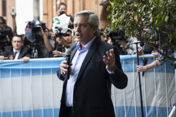 BUENOS AIRES, ARGENTINA.- Alberto Fernández vota en un colegio electoral en Buenos Aires, Argentina, el 27 de octubre de 2019. Alberto Fernández, de la coalición opositora Frente de Todos, obtuvo casi 48 por ciento de los votos en comparación con el casi 41 por ciento del actual presidente argentino, Mauricio Macri, con más del 90 por ciento de los votos contados, dijo la Dirección Nacional Electoral. Los resultados significan que Fernández ganó en la primera ronda, sin necesidad de una segunda vuelta.