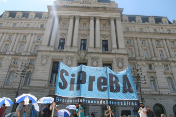 BUENOS AIRES, ARGENTINA.- Este miércoles 8 de octubre frente al Centro Cultural Kirchner, donde se encuentran las oficinas de Hernán Lombardi quien se desempeña al frente del Sistema Federal de Medios Públicos, el Sindicato de Prensa de Buenos Aires dió a conocer su propuesta de trabajo para la TV Pública, Radio Nacional y la Agencia Télam de cara al próximo gobierno, luego de las elecciones argentinas del 27 de octubre. Bajo el título Medios públicos federales y plurales. Para garantizar el derecho a la información de toda la ciudadanía, el documento presentado habla de la “crisis más importante desde la recuperación de la democracia”, en lo que respecta a la política de medios públicos en Argentina. “La política de vaciamiento y desguace que impuso la gestión de Hernán Lombardi -como titular del Sistema Federal de Medios y Contenidos Públicos- generó un deterioro tal en el sector que se dejaron de cumplir las obligaciones básicas: garantizar el acceso de la sociedad a la información, la cultura y el entretenimiento de manera gratuita”, subrayan. Entre otros aspectos denuncian el desfinanciamiento, los despidos masivos, la violación de derechos laborales, la reducción de contenidos propios y hasta la censura.