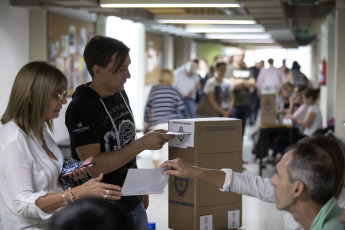 BUENOS AIRES, ARGENTINA.- Alberto Fernández vota en un colegio electoral en Buenos Aires, Argentina, el 27 de octubre de 2019. Alberto Fernández, de la coalición opositora Frente de Todos, obtuvo casi 48 por ciento de los votos en comparación con el casi 41 por ciento del actual presidente argentino, Mauricio Macri, con más del 90 por ciento de los votos contados, dijo la Dirección Nacional Electoral. Los resultados significan que Fernández ganó en la primera ronda, sin necesidad de una segunda vuelta.