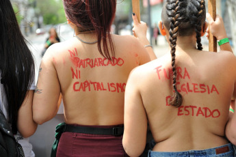 La Plata, Argentina.- Hoy 13 de octubre de 2019, hubo también un “tetazo” frente a la Catedral de La Plata por la separación de la Iglesia del Estado. En el segundo día del 34° Encuentro Nacional de Mujeres, cientos de mujeres se manifestaron frente a el emblemático edificio, que está vallado y custodiado por un centenar de mujeres policía