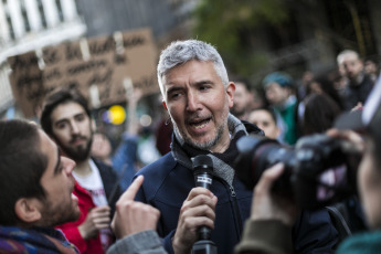 BUENOS AIRES, ARGENTINA.- En las fotos tomadas hoy lunes 21 de octubre de 2019 por la tarde en Buenos Aires, durante un acto de organizaciones políticas de izquierda y organismos de derechos humanos, que terminó con enfrentamientos con la policía y varios periodistas atacados, luego de que un grupo de manifestantes, denunciado por las organizaciones como 'infiltrados de la policía' se apartara de la protesta y comenzara a realizar destrozos y atacar a periodistas.