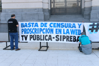 BUENOS AIRES, ARGENTINA.- This Wednesday, October 8, in front of the Kirchner Cultural Center, where the offices of Hernán Lombardi are located, who works as head of the Federal Public Media System, the Buenos Aires Press Union announced its proposal for I work for Public TV, National Radio and the Télam Agency for the next government, after the Argentine elections on October 27. Under the heading Federal and plural public media. To guarantee the right to information of all citizens, the document presented speaks of the “most important crisis since the recovery of democracy”, in regard to public media policy in Argentina. “The emptying and scrapping policy imposed by the management of Hernán Lombardi - as head of the Federal System of Media and Public Contents - caused such deterioration in the sector that the basic obligations were no longer fulfilled: guaranteeing society's access to information, culture and entertainment for free ”, they stress. Among other aspects, they denounce the lack of financing, mass dismissals, the violation of labor rights, the reduction of their own content and even censorship. POSTER WITH THE PHASE 'STOP CENSURE'