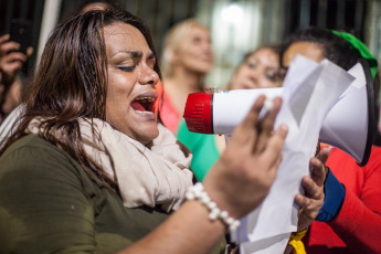 La Plata, Argentina.- Hoy 13 de octubre de 2019, miles de mujeres participan de los talleres del Encuentro Nacional de Mujeres en la ciudad de La Plata. Por la tarde se realizará una marcha nacional de mujeres que concluirá en el Estadio Único de esa Ciudad. Hubo también un “tetazo” frente a la Catedral de La Plata por la separación de la Iglesia del Estado. En el segundo día del 34° Encuentro Nacional de Mujeres, cientos de mujeres se manifestaron frente a el emblemático edificio, que está vallado y custodiado por un centenar de mujeres policía