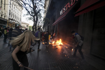 BUENOS AIRES, ARGENTINA.- En las fotos tomadas hoy lunes 21 de octubre de 2019 por la tarde en Buenos Aires, durante un acto de organizaciones políticas de izquierda y organismos de derechos humanos, que terminó con enfrentamientos con la policía y varios periodistas atacados, luego de que un grupo de manifestantes, denunciado por las organizaciones como 'infiltrados de la policía' se apartara de la protesta y comenzara a realizar destrozos y atacar a periodistas.