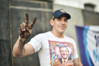 BUENOS AIRES, ARGENTINA.- En la foto tomada el 27 de octubre de 2019, la gente participó en los festejos del triunfo de Alberto Fernández como nuevo Presidente de Argentina.  El flamante presidente electo habló desde el bunker del Frente de Todos en Chacarita. Confirmó que mañana se reunirá con Mauricio Macri y dijo que "lo único que importa es que los argentinos dejen de sufrir". Convocó a "construir la Argentina igualitaria y solidaria que soñamos".