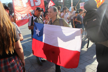 CÓRDOBA, ARGENTINA.- En la foto tomada hoy martes 22 de octubre de 2019 jóvenes de nacionalidad chilena, en su mayoría que viven en la ciudad universitaria de Córdoba donde estudian distintas carreras, debido a los altos costos de la Universidad en Chile, mientras que en Argentina la Universidad es pública y gratuita. Los jóvenes se manifestaron en el centro de la ciudad en contra del Presidente chileno Sebastian Piñera.