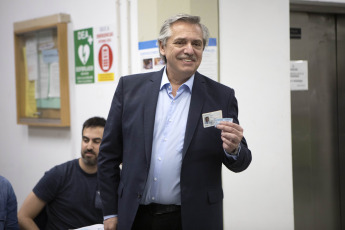 BUENOS AIRES, ARGENTINA.- Alberto Fernández vota en un colegio electoral en Buenos Aires, Argentina, el 27 de octubre de 2019. Alberto Fernández, de la coalición opositora Frente de Todos, obtuvo casi 48 por ciento de los votos en comparación con el casi 41 por ciento del actual presidente argentino, Mauricio Macri, con más del 90 por ciento de los votos contados, dijo la Dirección Nacional Electoral. Los resultados significan que Fernández ganó en la primera ronda, sin necesidad de una segunda vuelta.