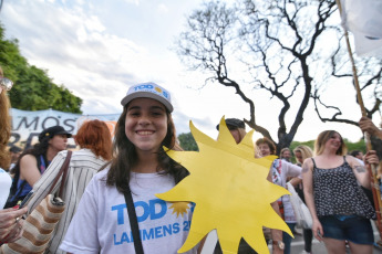 BUENOS AIRES, ARGENTINA.- En la foto tomada el 27 de octubre de 2019, la gente participó en los festejos del triunfo de Alberto Fernández como nuevo Presidente de Argentina.  El flamante presidente electo habló desde el bunker del Frente de Todos en Chacarita. Confirmó que mañana se reunirá con Mauricio Macri y dijo que "lo único que importa es que los argentinos dejen de sufrir". Convocó a "construir la Argentina igualitaria y solidaria que soñamos".