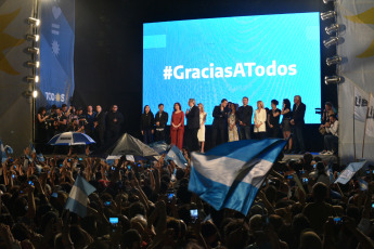 BUENOS AIRES, ARGENTINA.- En la foto tomada el 27 de octubre de 2019, en Buenos Aires, los festejos de los candidatos electos por el Frente de Todos hablan frente a una multitud. La fórmula Alberto Fernández-Cristina Fernández de Kirchner se impuso con el 48,3 por ciento de los votos contra el 40,44 por ciento la fórmula encabezada por el presidente, Mauricio Macri que pese a la sorprendente remontada después del duro traspié en las PASO no logró el sueño de forzar un balotaje.