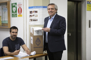 BUENOS AIRES, ARGENTINA.- Alberto Fernández vota en un colegio electoral en Buenos Aires, Argentina, el 27 de octubre de 2019. Alberto Fernández, de la coalición opositora Frente de Todos, obtuvo casi 48 por ciento de los votos en comparación con el casi 41 por ciento del actual presidente argentino, Mauricio Macri, con más del 90 por ciento de los votos contados, dijo la Dirección Nacional Electoral. Los resultados significan que Fernández ganó en la primera ronda, sin necesidad de una segunda vuelta.