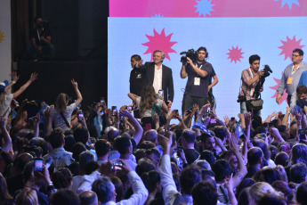 BUENOS AIRES, ARGENTINA.- En la foto tomada el 27 de octubre de 2019, en Buenos Aires, los festejos de los candidatos electos por el Frente de Todos hablan frente a una multitud. La fórmula Alberto Fernández-Cristina Fernández de Kirchner se impuso con el 48,3 por ciento de los votos contra el 40,44 por ciento la fórmula encabezada por el presidente, Mauricio Macri que pese a la sorprendente remontada después del duro traspié en las PASO no logró el sueño de forzar un balotaje.