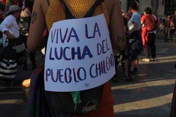 CÓRDOBA, ARGENTINA.- En la foto tomada hoy martes 22 de octubre de 2019 jóvenes de nacionalidad chilena, en su mayoría que viven en la ciudad universitaria de Córdoba donde estudian distintas carreras, debido a los altos costos de la Universidad en Chile, mientras que en Argentina la Universidad es pública y gratuita. Los jóvenes se manifestaron en el centro de la ciudad en contra del Presidente chileno Sebastian Piñera.