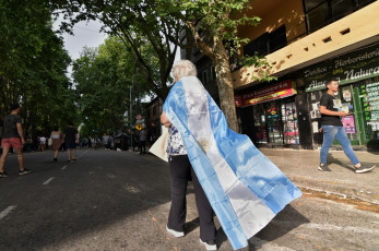 BUENOS AIRES, ARGENTINA.- En la foto tomada el 27 de octubre de 2019, la gente participó en los festejos del triunfo de Alberto Fernández como nuevo Presidente de Argentina.  El flamante presidente electo habló desde el bunker del Frente de Todos en Chacarita. Confirmó que mañana se reunirá con Mauricio Macri y dijo que "lo único que importa es que los argentinos dejen de sufrir". Convocó a "construir la Argentina igualitaria y solidaria que soñamos".