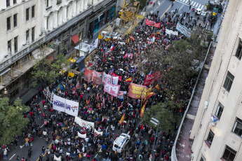 BUENOS AIRES, ARGENTINA.- En las fotos tomadas hoy lunes 21 de octubre de 2019 por la tarde en Buenos Aires, durante un acto de organizaciones políticas de izquierda y organismos de derechos humanos, que terminó con enfrentamientos con la policía y varios periodistas atacados, luego de que un grupo de manifestantes, denunciado por las organizaciones como 'infiltrados de la policía' se apartara de la protesta y comenzara a realizar destrozos y atacar a periodistas.