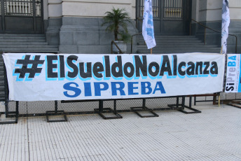 BUENOS AIRES, ARGENTINA.- This Wednesday, October 8, in front of the Kirchner Cultural Center, where the offices of Hernán Lombardi are located, who works as head of the Federal Public Media System, the Buenos Aires Press Union announced its proposal for I work for Public TV, National Radio and the Télam Agency for the next government, after the Argentine elections on October 27. Under the heading Federal and plural public media. To guarantee the right to information of all citizens, the document presented speaks of the “most important crisis since the recovery of democracy”, in regard to public media policy in Argentina. “The emptying and scrapping policy imposed by the management of Hernán Lombardi - as head of the Federal System of Media and Public Contents - caused such deterioration in the sector that the basic obligations were no longer fulfilled: guaranteeing society's access to information, culture and entertainment for free ”, they stress. Among other aspects, they denounce the lack of financing, mass dismissals, the violation of labor rights, the reduction of their own content and even censorship. POSTER WITH THE REGISTRATION 'THE PAY DOES NOT REACH'