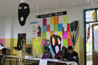 LA PAZ, BOLIVIA.- En la foto tomada hoy 20 de octubre de 2019, se observa el desarrollo de la votación en las escuelas de La Paz, Bolivia. Más de siete millones de bolivianos fueron habilitados para emitir su voto en una jornada en la que se elegirá al presidente, vicepresidente y legisladores para el período 2020-2025.