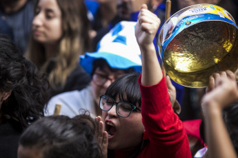 BUENOS AIRES, ARGENTINA.- En las fotos tomadas hoy lunes 21 de octubre de 2019 por la tarde en Buenos Aires, durante un acto de organizaciones políticas de izquierda y organismos de derechos humanos, que terminó con enfrentamientos con la policía y varios periodistas atacados, luego de que un grupo de manifestantes, denunciado por las organizaciones como 'infiltrados de la policía' se apartara de la protesta y comenzara a realizar destrozos y atacar a periodistas.