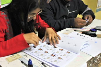 LA PAZ, BOLIVIA.- En la foto tomada hoy 20 de octubre de 2019, se observa el desarrollo de la votación en las escuelas de La Paz, Bolivia. Más de siete millones de bolivianos fueron habilitados para emitir su voto en una jornada en la que se elegirá al presidente, vicepresidente y legisladores para el período 2020-2025.