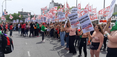 La Plata, Argentina.- Today, October 13, 2019, there was also a “tetazo” in front of the La Plata Cathedral due to the separation of the Church from the State. On the second day of the 34th National Meeting of Women, hundreds of women demonstrated in front of the emblematic building, which is fenced and guarded by a hundred women police