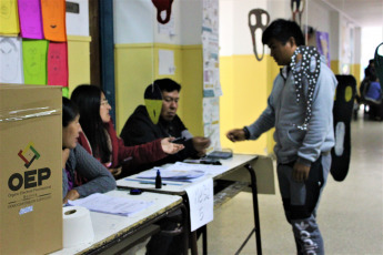 LA PAZ, BOLIVIA.- En la foto tomada hoy 20 de octubre de 2019, se observa el desarrollo de la votación en las escuelas de La Paz, Bolivia. Más de siete millones de bolivianos fueron habilitados para emitir su voto en una jornada en la que se elegirá al presidente, vicepresidente y legisladores para el período 2020-2025.