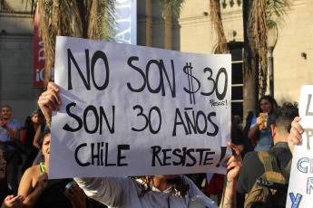 CÓRDOBA, ARGENTINA.- In the photo taken today Tuesday, October 22, 2019 young people of Chilean nationality, mostly living in the university city of Córdoba where they study different careers, due to the high costs of the University in Chile, while In Argentina the University is public and free. The youths demonstrated in the city center against Chilean President Sebastian Piñera.