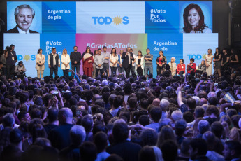 BUENOS AIRES, ARGENTINA.-  Alberto Fernández celebra después de ganar las elecciones presidenciales en Buenos Aires, Argentina, el 27 de octubre de 2019. Según el escrutinio de las Primarias Abiertas, Simultáneas y Obligatorias (PASO), Macri había logrado el 31,79