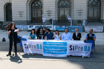 BUENOS AIRES, ARGENTINA.- Este miércoles 8 de octubre frente al Centro Cultural Kirchner, donde se encuentran las oficinas de Hernán Lombardi quien se desempeña al frente del Sistema Federal de Medios Públicos, el Sindicato de Prensa de Buenos Aires dió a conocer su propuesta de trabajo para la TV Pública, Radio Nacional y la Agencia Télam de cara al próximo gobierno, luego de las elecciones argentinas del 27 de octubre. Bajo el título Medios públicos federales y plurales. Para garantizar el derecho a la información de toda la ciudadanía, el documento presentado habla de la “crisis más importante desde la recuperación de la democracia”, en lo que respecta a la política de medios públicos en Argentina. “La política de vaciamiento y desguace que impuso la gestión de Hernán Lombardi -como titular del Sistema Federal de Medios y Contenidos Públicos- generó un deterioro tal en el sector que se dejaron de cumplir las obligaciones básicas: garantizar el acceso de la sociedad a la información, la cultura y el entretenimiento de manera gratuita”, subrayan. Entre otros aspectos denuncian el desfinanciamiento, los despidos masivos, la violación de derechos laborales, la reducción de contenidos propios y hasta la censura.