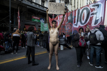 BUENOS AIRES, ARGENTINA.- In the photos taken today Monday, October 21, 2019 in Buenos Aires, during an act of leftist political organizations and human rights organizations, which ended with clashes with the police and several journalists attacked, after a group of protesters, denounced by organizations as 'infiltrators of the police' departed from the protest and began to destroy and attack journalists.