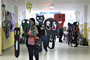 LA PAZ, BOLIVIA.- En la foto tomada hoy 20 de octubre de 2019, se observa el desarrollo de la votación en las escuelas de La Paz, Bolivia. Más de siete millones de bolivianos fueron habilitados para emitir su voto en una jornada en la que se elegirá al presidente, vicepresidente y legisladores para el período 2020-2025.