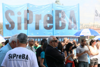 BUENOS AIRES, ARGENTINA.- Este miércoles 8 de octubre frente al Centro Cultural Kirchner, donde se encuentran las oficinas de Hernán Lombardi quien se desempeña al frente del Sistema Federal de Medios Públicos, el Sindicato de Prensa de Buenos Aires dió a conocer su propuesta de trabajo para la TV Pública, Radio Nacional y la Agencia Télam de cara al próximo gobierno, luego de las elecciones argentinas del 27 de octubre. Bajo el título Medios públicos federales y plurales. Para garantizar el derecho a la información de toda la ciudadanía, el documento presentado habla de la “crisis más importante desde la recuperación de la democracia”, en lo que respecta a la política de medios públicos en Argentina. “La política de vaciamiento y desguace que impuso la gestión de Hernán Lombardi -como titular del Sistema Federal de Medios y Contenidos Públicos- generó un deterioro tal en el sector que se dejaron de cumplir las obligaciones básicas: garantizar el acceso de la sociedad a la información, la cultura y el entretenimiento de manera gratuita”, subrayan. Entre otros aspectos denuncian el desfinanciamiento, los despidos masivos, la violación de derechos laborales, la reducción de contenidos propios y hasta la censura.