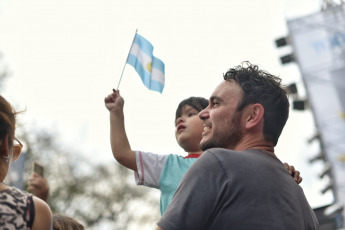 BUENOS AIRES, ARGENTINA.- En la foto tomada el 27 de octubre de 2019, la gente participó en los festejos del triunfo de Alberto Fernández como nuevo Presidente de Argentina.  El flamante presidente electo habló desde el bunker del Frente de Todos en Chacarita. Confirmó que mañana se reunirá con Mauricio Macri y dijo que "lo único que importa es que los argentinos dejen de sufrir". Convocó a "construir la Argentina igualitaria y solidaria que soñamos".