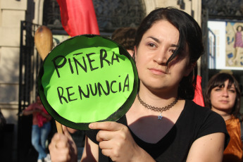 CÓRDOBA, ARGENTINA.- En la foto tomada hoy martes 22 de octubre de 2019 jóvenes de nacionalidad chilena, en su mayoría que viven en la ciudad universitaria de Córdoba donde estudian distintas carreras, debido a los altos costos de la Universidad en Chile, mientras que en Argentina la Universidad es pública y gratuita. Los jóvenes se manifestaron en el centro de la ciudad en contra del Presidente chileno Sebastian Piñera.