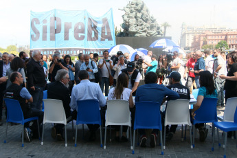 BUENOS AIRES, ARGENTINA.- Este miércoles 8 de octubre frente al Centro Cultural Kirchner, donde se encuentran las oficinas de Hernán Lombardi quien se desempeña al frente del Sistema Federal de Medios Públicos, el Sindicato de Prensa de Buenos Aires dió a conocer su propuesta de trabajo para la TV Pública, Radio Nacional y la Agencia Télam de cara al próximo gobierno, luego de las elecciones argentinas del 27 de octubre. Bajo el título Medios públicos federales y plurales. Para garantizar el derecho a la información de toda la ciudadanía, el documento presentado habla de la “crisis más importante desde la recuperación de la democracia”, en lo que respecta a la política de medios públicos en Argentina. “La política de vaciamiento y desguace que impuso la gestión de Hernán Lombardi -como titular del Sistema Federal de Medios y Contenidos Públicos- generó un deterioro tal en el sector que se dejaron de cumplir las obligaciones básicas: garantizar el acceso de la sociedad a la información, la cultura y el entretenimiento de manera gratuita”, subrayan. Entre otros aspectos denuncian el desfinanciamiento, los despidos masivos, la violación de derechos laborales, la reducción de contenidos propios y hasta la censura.