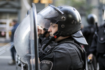 BUENOS AIRES, ARGENTINA.- In the photos taken today Monday, October 21, 2019 in Buenos Aires, during an act of leftist political organizations and human rights organizations, which ended with clashes with the police and several journalists attacked, after a group of protesters, denounced by organizations as 'infiltrators of the police' departed from the protest and began to destroy and attack journalists.