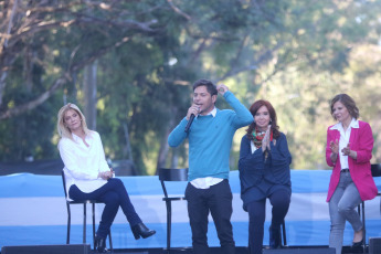 LA PLATA, ARGENTINA.- El candidato a gobernador de la Provincia de Buenos Aires por el Frente de Todos, Axel Kicillof (SEGUNDO DE LA IZQUIERDA), realizó hoy miércoles 23 de octubre de 2019 el cierre de su campaña en La Plata, capital de la provincia de Buenos Aires. Estuvo acompañado por la candidata a vicepresidenta, la senadora Cristina Fernández (TERCERA DE LA IZQUIERDA)). También participaron del cierre de campaña la candidata a vicegobernadora y actual intendenta de La Matanza, Verónica Magario (PRIMERA DE LA IZQUIERDA); y la postulante a intendenta de La Plata, Florencia Saintout (PRIMERA DE LA DERECHA).