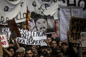 BUENOS AIRES, ARGENTINA.- En las fotos tomadas hoy lunes 21 de octubre de 2019 por la tarde en Buenos Aires, durante un acto de organizaciones políticas de izquierda y organismos de derechos humanos, que terminó con enfrentamientos con la policía y varios periodistas atacados, luego de que un grupo de manifestantes, denunciado por las organizaciones como 'infiltrados de la policía' se apartara de la protesta y comenzara a realizar destrozos y atacar a periodistas.