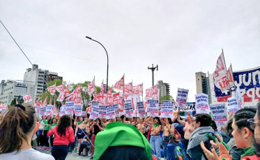 La Plata, Argentina.- Hoy 13 de octubre de 2019, hubo también un “tetazo” frente a la Catedral de La Plata por la separación de la Iglesia del Estado. En el segundo día del 34° Encuentro Nacional de Mujeres, cientos de mujeres se manifestaron frente a el emblemático edificio, que está vallado y custodiado por un centenar de mujeres policía