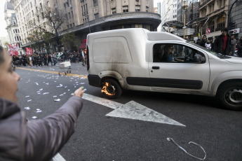 BUENOS AIRES, ARGENTINA.- En las fotos tomadas hoy lunes 21 de octubre de 2019 por la tarde en Buenos Aires, durante un acto de organizaciones políticas de izquierda y organismos de derechos humanos, que terminó con enfrentamientos con la policía y varios periodistas atacados, luego de que un grupo de manifestantes, denunciado por las organizaciones como 'infiltrados de la policía' se apartara de la protesta y comenzara a realizar destrozos y atacar a periodistas.