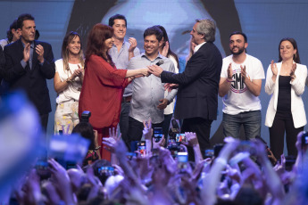 BUENOS AIRES, ARGENTINA.-  Alberto Fernández celebra después de ganar las elecciones presidenciales en Buenos Aires, Argentina, el 27 de octubre de 2019. Según el escrutinio de las Primarias Abiertas, Simultáneas y Obligatorias (PASO), Macri había logrado el 31,79