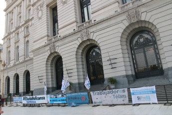 BUENOS AIRES, ARGENTINA.- Este miércoles 8 de octubre frente al Centro Cultural Kirchner, donde se encuentran las oficinas de Hernán Lombardi quien se desempeña al frente del Sistema Federal de Medios Públicos, el Sindicato de Prensa de Buenos Aires dió a conocer su propuesta de trabajo para la TV Pública, Radio Nacional y la Agencia Télam de cara al próximo gobierno, luego de las elecciones argentinas del 27 de octubre. Bajo el título Medios públicos federales y plurales. Para garantizar el derecho a la información de toda la ciudadanía, el documento presentado habla de la “crisis más importante desde la recuperación de la democracia”, en lo que respecta a la política de medios públicos en Argentina. “La política de vaciamiento y desguace que impuso la gestión de Hernán Lombardi -como titular del Sistema Federal de Medios y Contenidos Públicos- generó un deterioro tal en el sector que se dejaron de cumplir las obligaciones básicas: garantizar el acceso de la sociedad a la información, la cultura y el entretenimiento de manera gratuita”, subrayan. Entre otros aspectos denuncian el desfinanciamiento, los despidos masivos, la violación de derechos laborales, la reducción de contenidos propios y hasta la censura.