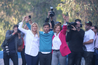 LA PLATA, ARGENTINA.- El candidato a gobernador de la Provincia de Buenos Aires por el Frente de Todos, Axel Kicillof (SEGUNDO DE LA IZQUIERDA), realizó hoy miércoles 23 de octubre de 2019 el cierre de su campaña en La Plata, capital de la provincia de Buenos Aires. Estuvo acompañado por la candidata a vicepresidenta, la senadora Cristina Fernández (TERCERA DE LA IZQUIERDA)). También participaron del cierre de campaña la candidata a vicegobernadora y actual intendenta de La Matanza, Verónica Magario (PRIMERA DE LA IZQUIERDA); y la postulante a intendenta de La Plata, Florencia Saintout (PRIMERA DE LA DERECHA).