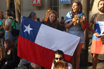 CÓRDOBA, ARGENTINA.- En la foto tomada hoy martes 22 de octubre de 2019 jóvenes de nacionalidad chilena, en su mayoría que viven en la ciudad universitaria de Córdoba donde estudian distintas carreras, debido a los altos costos de la Universidad en Chile, mientras que en Argentina la Universidad es pública y gratuita. Los jóvenes se manifestaron en el centro de la ciudad en contra del Presidente chileno Sebastian Piñera.