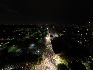 BUENOS AIRES.- In the Chacarita neighborhood, in the city of Buenos Aires, the capital of Argentina, in Complex C, the space chosen by the President-elect of Argentina Alberto Fernández, thousands of adherents celebrated after 18 p.m. Yesterday, Sunday, October 27 and until late in the morning of today the electoral victory that allows the person to return to power after 4 years.