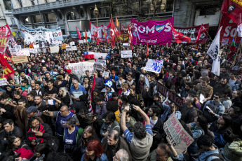 BUENOS AIRES, ARGENTINA.- In the photos taken today Monday, October 21, 2019 in Buenos Aires, during an act of leftist political organizations and human rights organizations, which ended with clashes with the police and several journalists attacked, after a group of protesters, denounced by organizations as 'infiltrators of the police' departed from the protest and began to destroy and attack journalists.