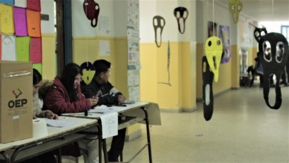 LA PAZ, BOLIVIA.- En la foto tomada hoy 20 de octubre de 2019, se observa el desarrollo de la votación en las escuelas de La Paz, Bolivia. Más de siete millones de bolivianos fueron habilitados para emitir su voto en una jornada en la que se elegirá al presidente, vicepresidente y legisladores para el período 2020-2025.