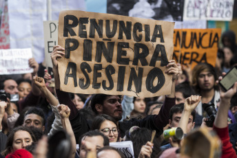 BUENOS AIRES, ARGENTINA.- En las fotos tomadas hoy lunes 21 de octubre de 2019 por la tarde en Buenos Aires, durante un acto de organizaciones políticas de izquierda y organismos de derechos humanos, que terminó con enfrentamientos con la policía y varios periodistas atacados, luego de que un grupo de manifestantes, denunciado por las organizaciones como 'infiltrados de la policía' se apartara de la protesta y comenzara a realizar destrozos y atacar a periodistas.