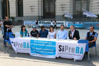 BUENOS AIRES, ARGENTINA.- Este miércoles 8 de octubre frente al Centro Cultural Kirchner, donde se encuentran las oficinas de Hernán Lombardi quien se desempeña al frente del Sistema Federal de Medios Públicos, el Sindicato de Prensa de Buenos Aires dió a conocer su propuesta de trabajo para la TV Pública, Radio Nacional y la Agencia Télam de cara al próximo gobierno, luego de las elecciones argentinas del 27 de octubre. Bajo el título Medios públicos federales y plurales. Para garantizar el derecho a la información de toda la ciudadanía, el documento presentado habla de la “crisis más importante desde la recuperación de la democracia”, en lo que respecta a la política de medios públicos en Argentina. “La política de vaciamiento y desguace que impuso la gestión de Hernán Lombardi -como titular del Sistema Federal de Medios y Contenidos Públicos- generó un deterioro tal en el sector que se dejaron de cumplir las obligaciones básicas: garantizar el acceso de la sociedad a la información, la cultura y el entretenimiento de manera gratuita”, subrayan. Entre otros aspectos denuncian el desfinanciamiento, los despidos masivos, la violación de derechos laborales, la reducción de contenidos propios y hasta la censura.