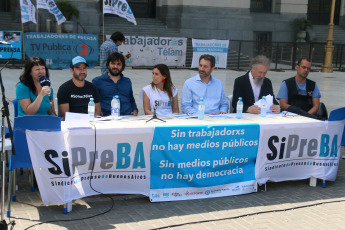 BUENOS AIRES, ARGENTINA.- Este miércoles 8 de octubre frente al Centro Cultural Kirchner, donde se encuentran las oficinas de Hernán Lombardi quien se desempeña al frente del Sistema Federal de Medios Públicos, el Sindicato de Prensa de Buenos Aires dió a conocer su propuesta de trabajo para la TV Pública, Radio Nacional y la Agencia Télam de cara al próximo gobierno, luego de las elecciones argentinas del 27 de octubre. Bajo el título Medios públicos federales y plurales. Para garantizar el derecho a la información de toda la ciudadanía, el documento presentado habla de la “crisis más importante desde la recuperación de la democracia”, en lo que respecta a la política de medios públicos en Argentina. “La política de vaciamiento y desguace que impuso la gestión de Hernán Lombardi -como titular del Sistema Federal de Medios y Contenidos Públicos- generó un deterioro tal en el sector que se dejaron de cumplir las obligaciones básicas: garantizar el acceso de la sociedad a la información, la cultura y el entretenimiento de manera gratuita”, subrayan. Entre otros aspectos denuncian el desfinanciamiento, los despidos masivos, la violación de derechos laborales, la reducción de contenidos propios y hasta la censura.