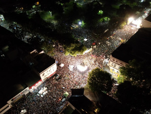 BUENOS AIRES.- En el barrio de Chacarita, en la ciudad de Buenos Aires, la capital de Argentina, en el Complejo C, el espacio elegido por el Presidente electo de Argentina Alberto Fernández, miles de adherentes festejaron pasadas las 18 de la tarde de ayer domingo 27 de octubre y hasta altas horas de la madrugada de hoy el triunfo electoral que le permite al peronimo volver al poder luego de 4 años.