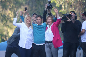 LA PLATA, ARGENTINA.- El candidato a gobernador de la Provincia de Buenos Aires por el Frente de Todos, Axel Kicillof (SEGUNDO DE LA IZQUIERDA), realizó hoy miércoles 23 de octubre de 2019 el cierre de su campaña en La Plata, capital de la provincia de Buenos Aires. Estuvo acompañado por la candidata a vicepresidenta, la senadora Cristina Fernández (TERCERA DE LA IZQUIERDA)). También participaron del cierre de campaña la candidata a vicegobernadora y actual intendenta de La Matanza, Verónica Magario (PRIMERA DE LA IZQUIERDA); y la postulante a intendenta de La Plata, Florencia Saintout (PRIMERA DE LA DERECHA).